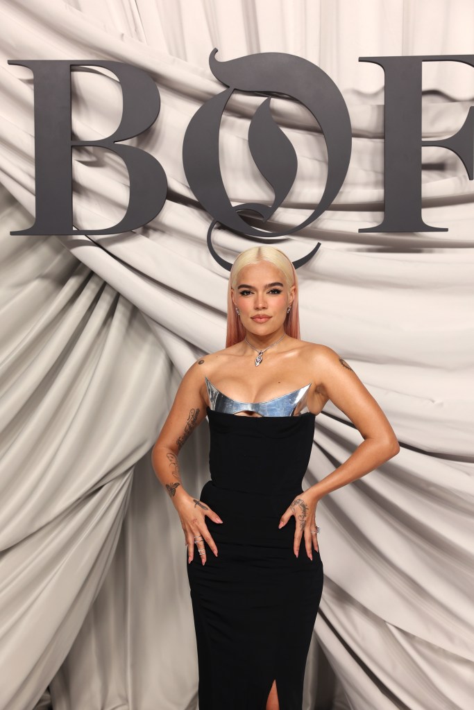 Karol G lució un vestido Mugler en la gala de BoF 500 en la Semana de la Moda de París.