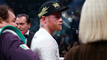 Saúl "Canelo" Álvarez observa después de derrotar a Jermell Charlo por decisión unánime en su pelea por el título de peso súper mediano en T-Mobile Arena el 30 de septiembre de 2023. en Las Vegas, Nevada.