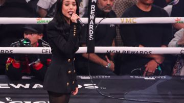 Danna Paola en la pelea de Canelo Álvarez