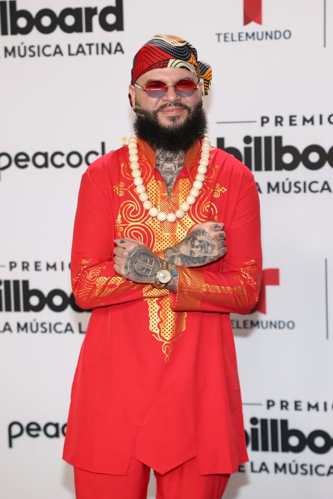 Farruko y su look tipo 'Wakanda' en los Premios Billboard Latinos 2023.