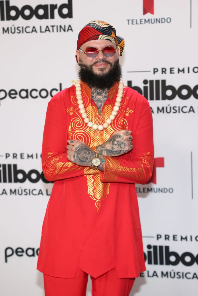 Farruko y su look tipo 'Wakanda' en los Premios Billboard Latinos 2023.