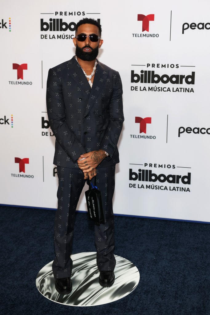 Eladio Carrión derrochando elegancia en los Premios Billboard latinos 2023.