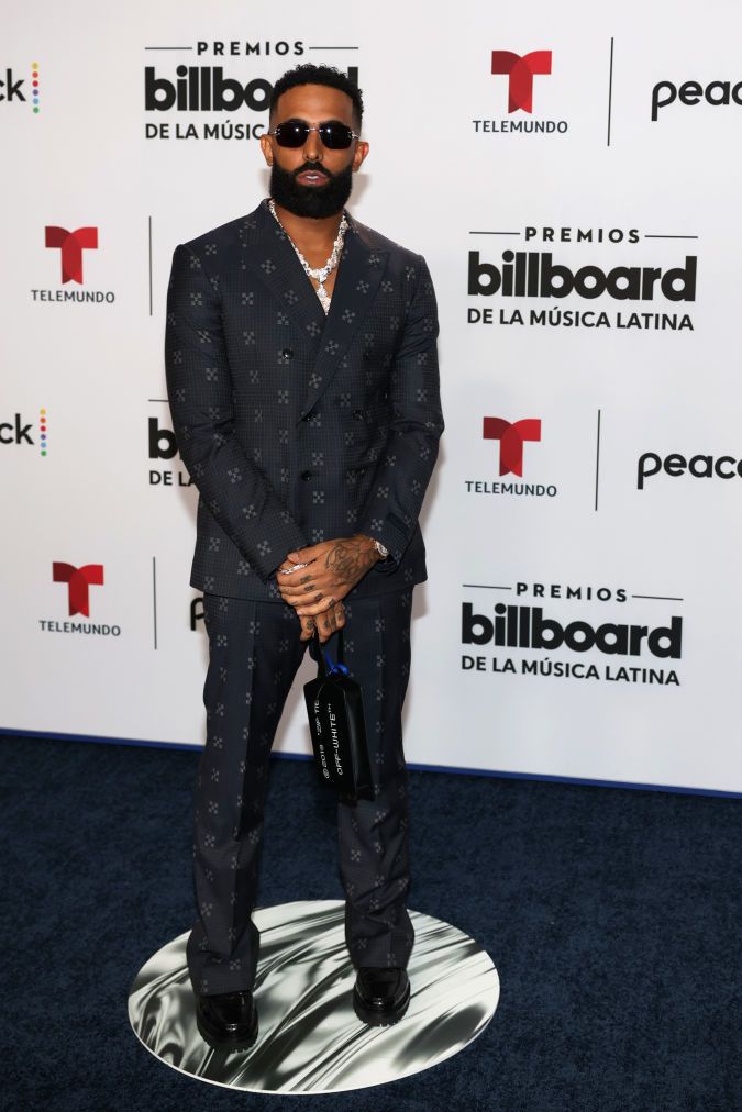 Eladio Carrión derrochando elegancia en los Premios Billboard latinos 2023.