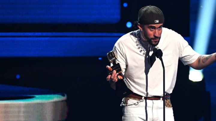 Bad Bunny recibiendo su primer galardón de la noche en los Premios Billboard latinos 2023.