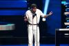 Bad Bunny recibiendo su primer galardón de la noche en los Premios Billboard latinos 2023.