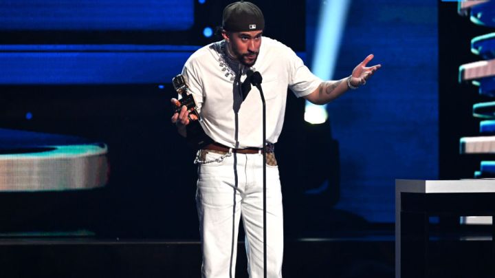 Bad Bunny recibiendo su primer galardón de la noche en los Premios Billboard latinos 2023.