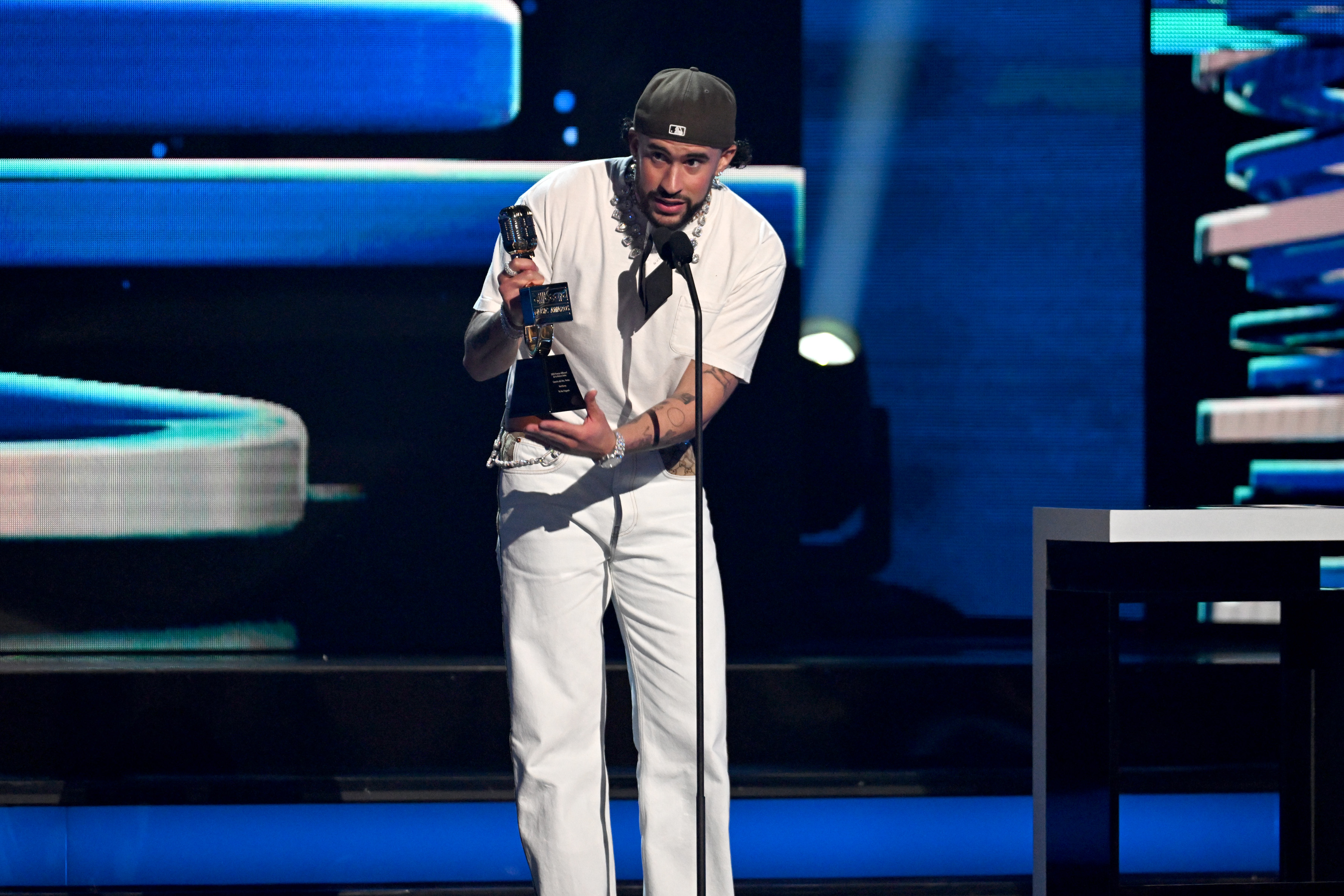 Bad Bunny agradeció el premio 'Canciónd el Año Ventas'