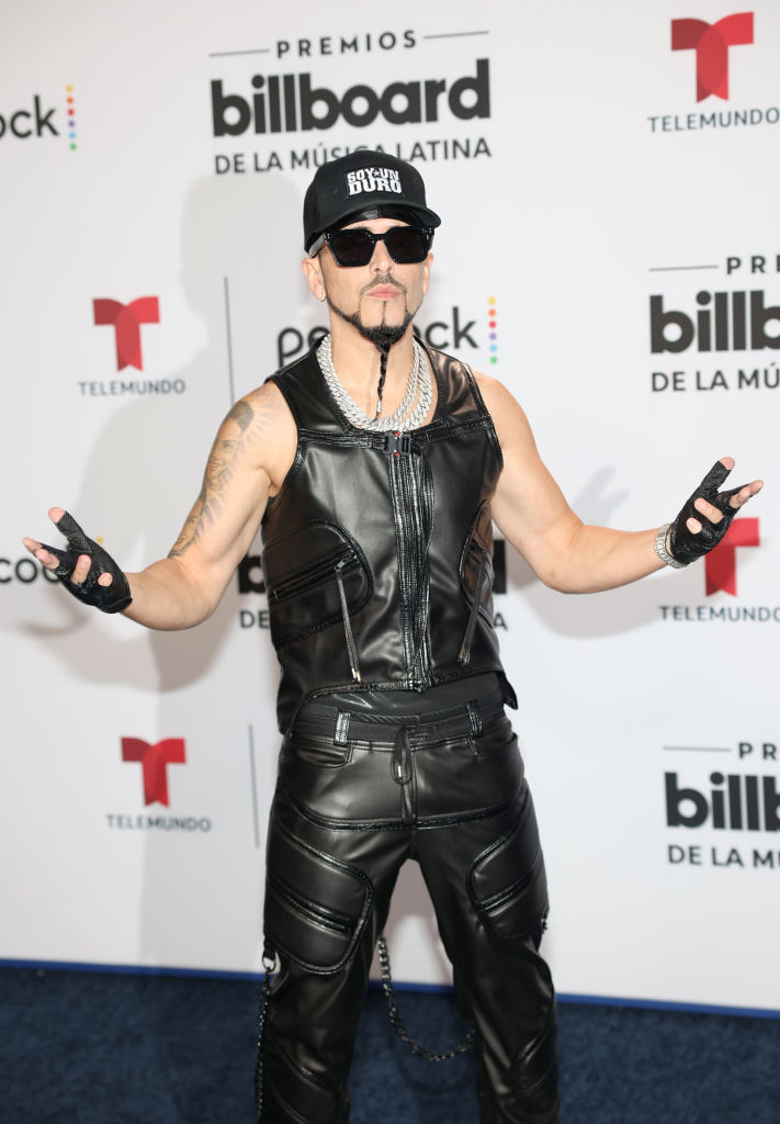 Yandel llegó con un extravagante look a los Premios Billboard latinos 2023.