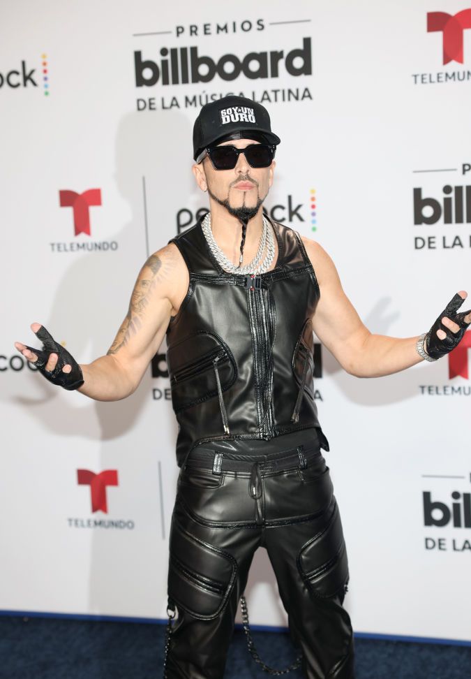Yandel llegó con un extravagante look a los Premios Billboard latinos 2023.