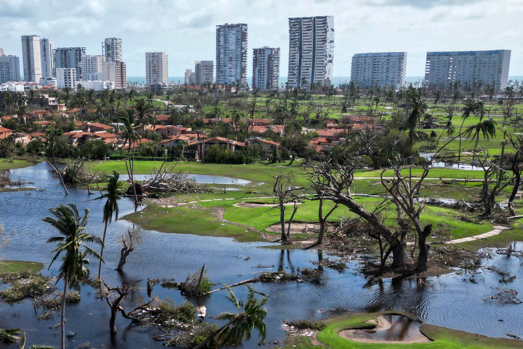 Un campo de golf rodeado de escombros después del huracán Otis en "Punta Diamante" en Acapulco, estado de Guerrero, México, el 27 de octubre de 2023. Las aerolíneas comenzaron a evacuar a turistas de la ciudad costera de Acapulco en México el viernes después de un Un huracán de categoría 5 de gran escala dejó un rastro de destrucción y al menos 27 personas muertas, dijeron las autoridades el 27 de octubre de 2023. FOTO: AFP vía Getty Images