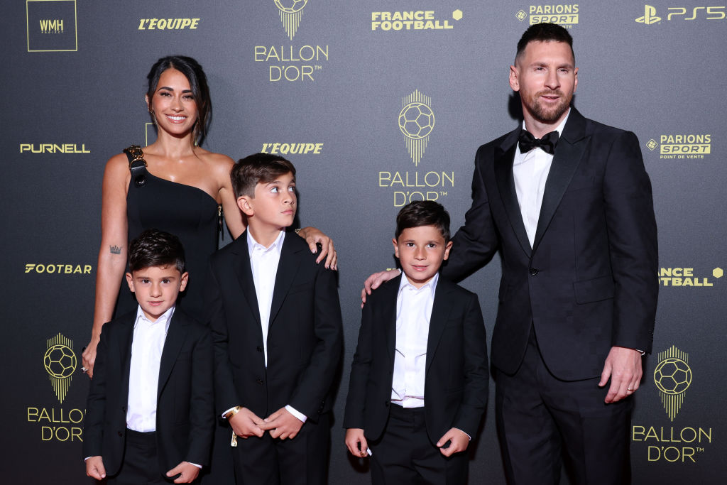 Messi recibió su octavo balón de oro en presencia de su familia.