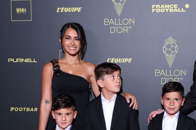 Messi recibió su octavo balón de oro en presencia de su familia.