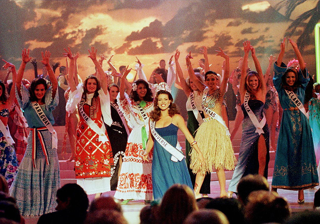 Miss Universo 1996 Alicia Machado baila con las 74 concursantes del Miss Universo en el centro de convenciones de Miami Beach. FOTO: ROBERTO SCHMIDT/AFP vía Getty Images)