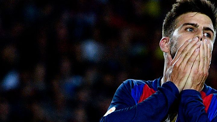 Gerard Piqué se cae de un escenario de dos metros mientras presentaba la Kings League Américas en México.