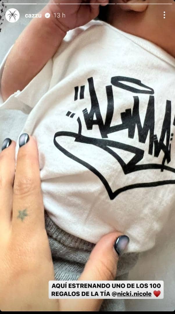 Cazzu muestra el regalo que le dieron a su hija