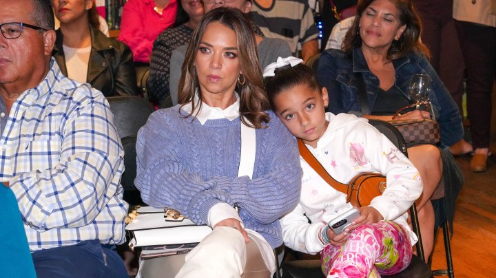Adamari López se separa de su hija por su nuevo proyecto profesional.