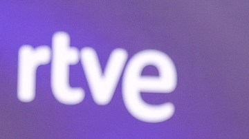 Nicki Nicole y Peso Pluma juntos en la alfombra roja de los Latin Grammy 2023.