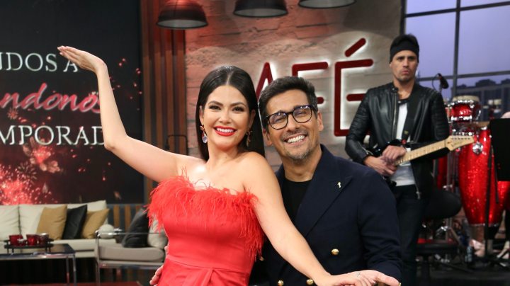 Ana Patricia Gámez y Rafael Araneda, presentadores de 'Enamorándonos USA'.