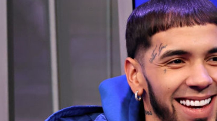 Anuel AA visita los estudios SiriusXM el 18 de enero de 2023 en la ciudad de Nueva York.