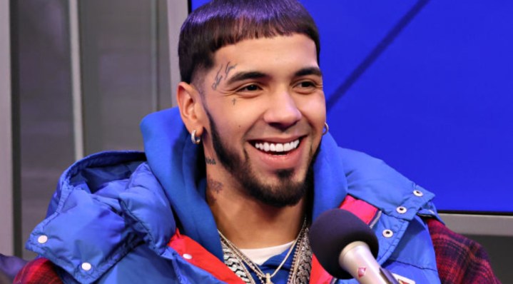 Anuel AA visita los estudios SiriusXM el 18 de enero de 2023 en la ciudad de Nueva York.