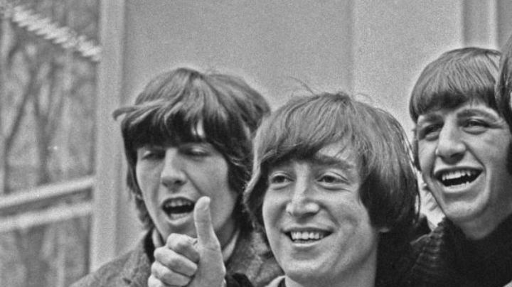 El grupo de rock británico The Beatles posan frente a los estudios Abbey Road en Londres, después de que John Lennon pasara su examen de conducir, Reino Unido, 16 de febrero de 1965. De izquierda a derecha, George Harrison, John Lennon, Ringo Starr y Paul McCartney.