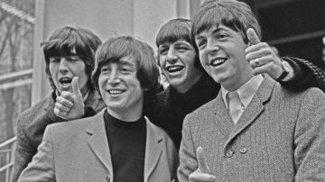 El grupo de rock británico The Beatles posan frente a los estudios Abbey Road en Londres, después de que John Lennon pasara su examen de conducir, Reino Unido, 16 de febrero de 1965. De izquierda a derecha, George Harrison, John Lennon, Ringo Starr y Paul McCartney.