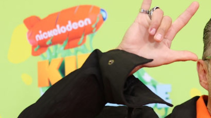 Sergio Mayer posa durante la alfombra naranja de los 'Kids Choice Awards México 2023' en el Auditorio Nacional el 26 de agosto de 2023 en Ciudad de México, México.