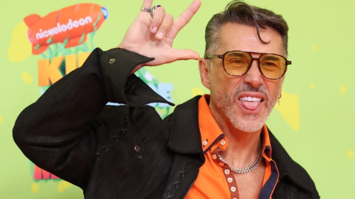 Sergio Mayer posa durante la alfombra naranja de los 'Kids Choice Awards México 2023' en el Auditorio Nacional el 26 de agosto de 2023 en Ciudad de México, México.