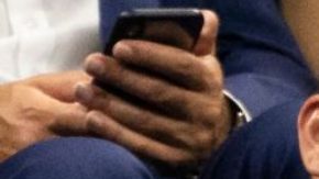 El futbolista español Gerard Piqué y la cantante colombiana Shakira observan a Rafael Nadal de España y Diego Schwartzman de Argentina durante su partido individual masculino de cuartos de final en el Abierto de Estados Unidos 2019 en el Centro Nacional de Tenis Billie Jean King de la USTA en Nueva York el 4 de septiembre de 2019.