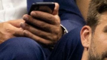 El futbolista español Gerard Piqué y la cantante colombiana Shakira observan a Rafael Nadal de España y Diego Schwartzman de Argentina durante su partido individual masculino de cuartos de final en el Abierto de Estados Unidos 2019 en el Centro Nacional de Tenis Billie Jean King de la USTA en Nueva York el 4 de septiembre de 2019.