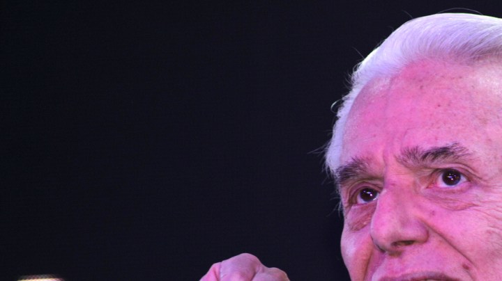 Enrique Guzmán en la conferencia por los 50 años de la creación del Festival OTI/México, 22 de noviembre 2022.