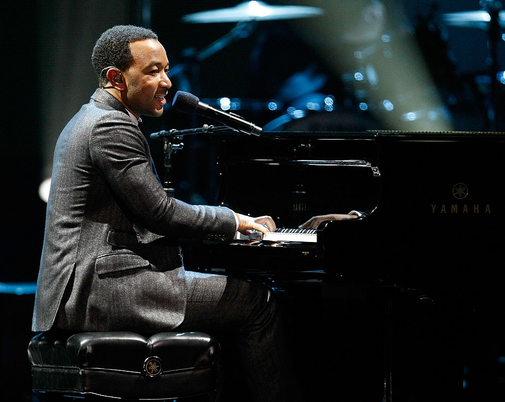 John Legend interpreta ‘Baby, It’s Cold Outside’; en el escenario del Miss Universo 2010.