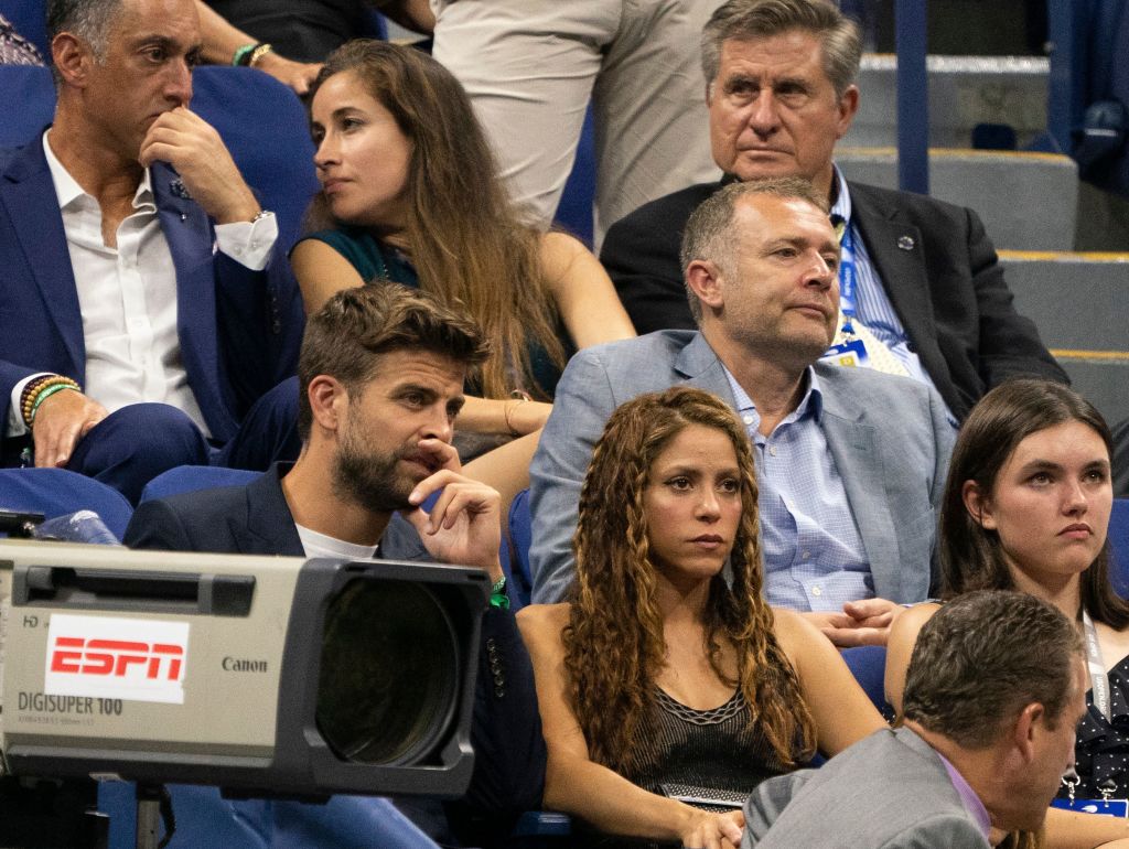 El futbolista español Gerard Piqué y la cantante colombiana Shakira observan a Rafael Nadal de España y Diego Schwartzman de Argentina durante su partido individual masculino de cuartos de final en el Abierto de Estados Unidos 2019 en el Centro Nacional de Tenis Billie Jean King de la USTA en Nueva York el 4 de septiembre de 2019.