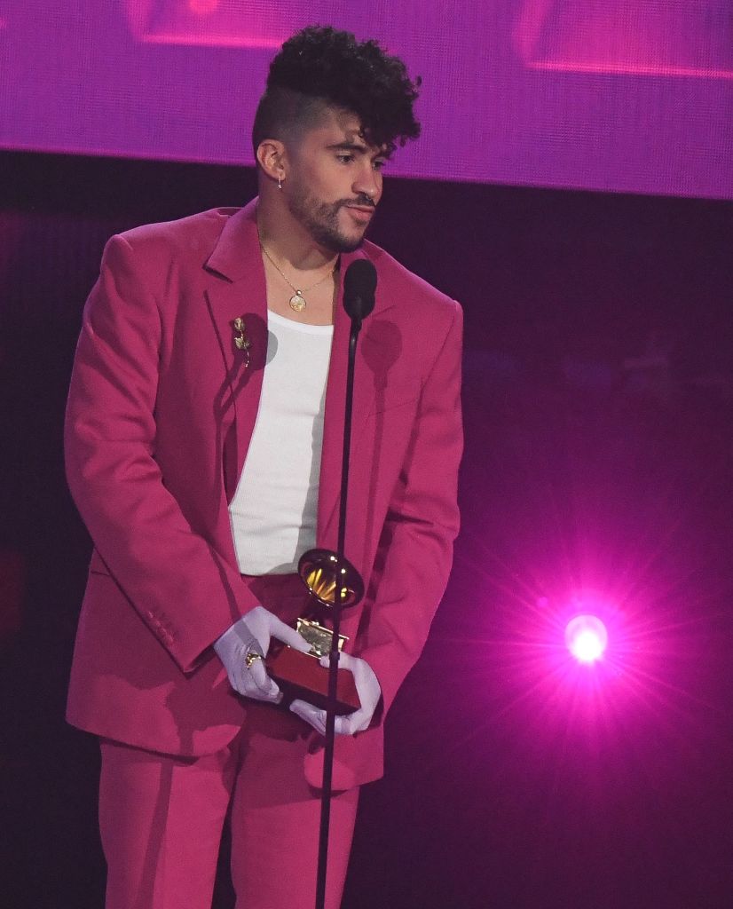 El cantante puertorriqueño Bad Bunny recibe su premio al Mejor Álbum Urbano durante la 22ª Entrega Anual del Latin Grammy en el MGM Grand Arena de Las Vegas, Nevada, el 18 de noviembre de 2021.