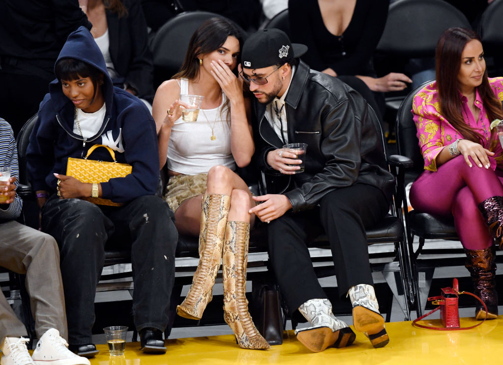 Kendall Jenner y Bad Bunny asisten al partido de eliminatoria de semifinales de la Conferencia Oeste entre Los Angeles Lakers y Golden State Warriors en Crypto.com Arena el 12 de mayo de 2023 en Los Ángeles, California.