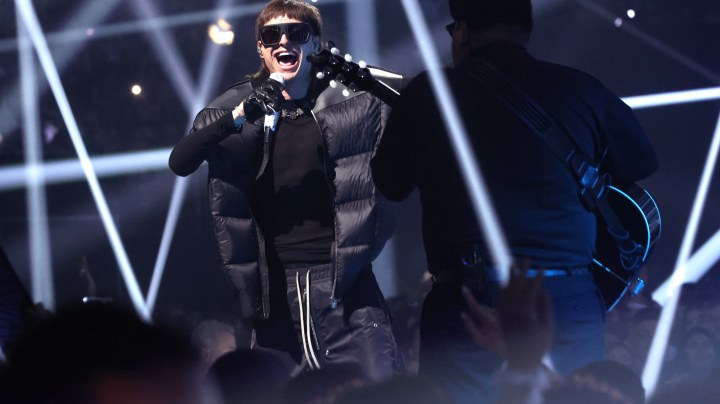 Peso Pluma se presentó en los Billboard Music Awards 2023.
