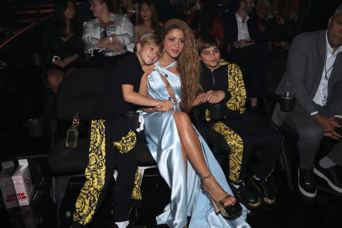 Shakira con sus hijos en una premiación.