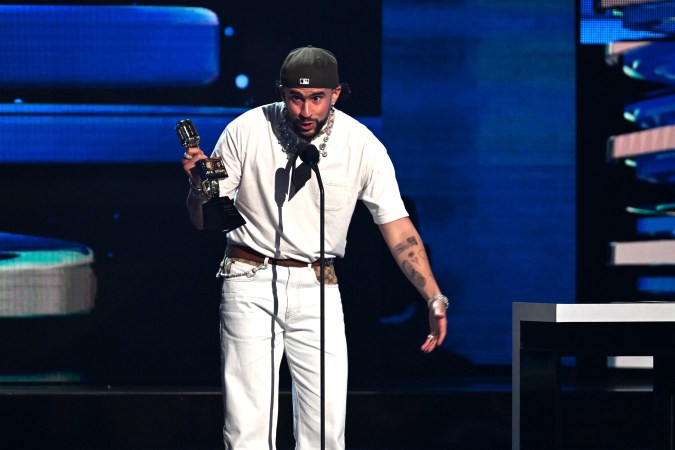 Bad Bunny está en el primer lugar del top 10 de Billboard