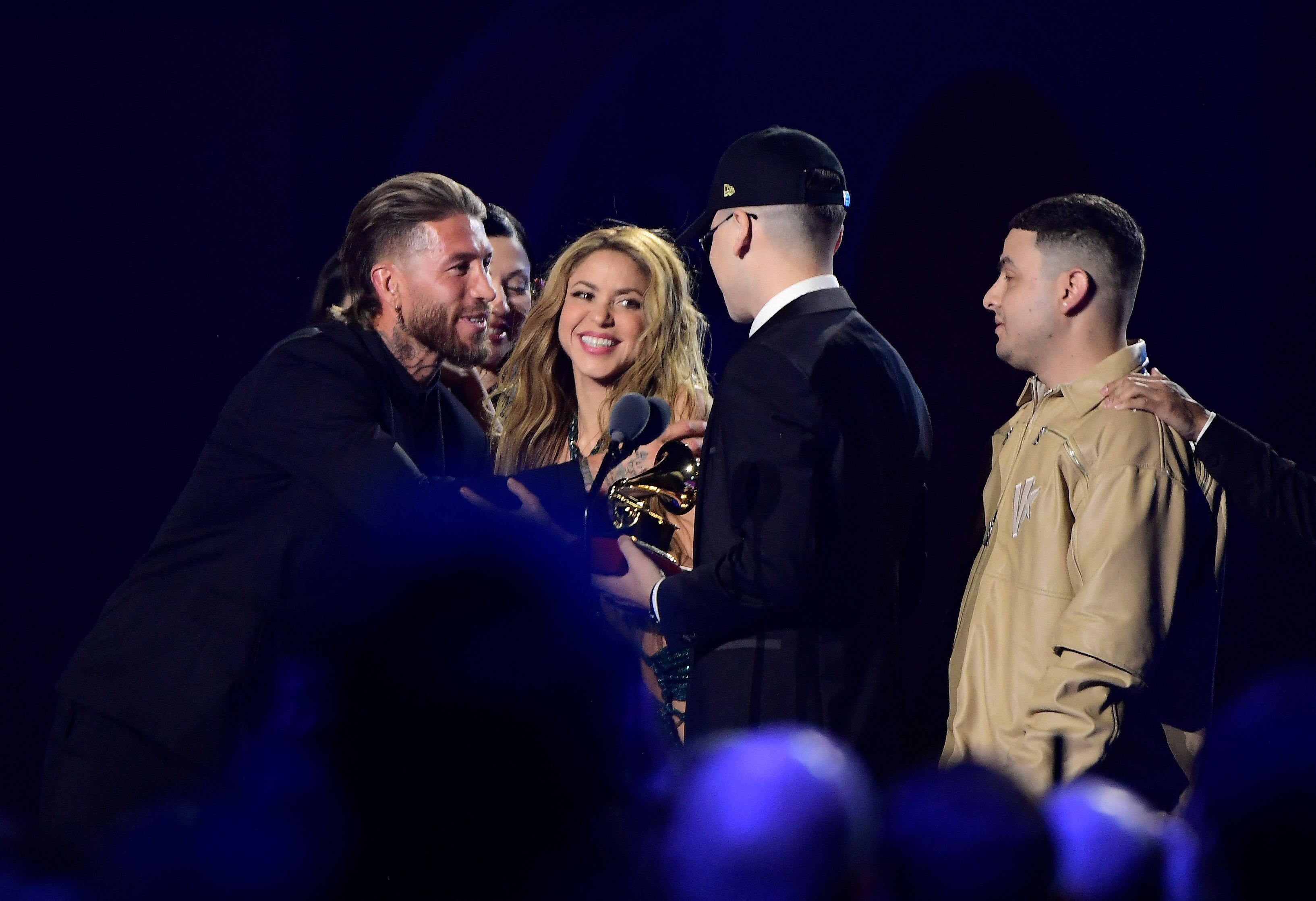 Sergio Ramos le dio el premio Latin a Shakira y Bizarrap.