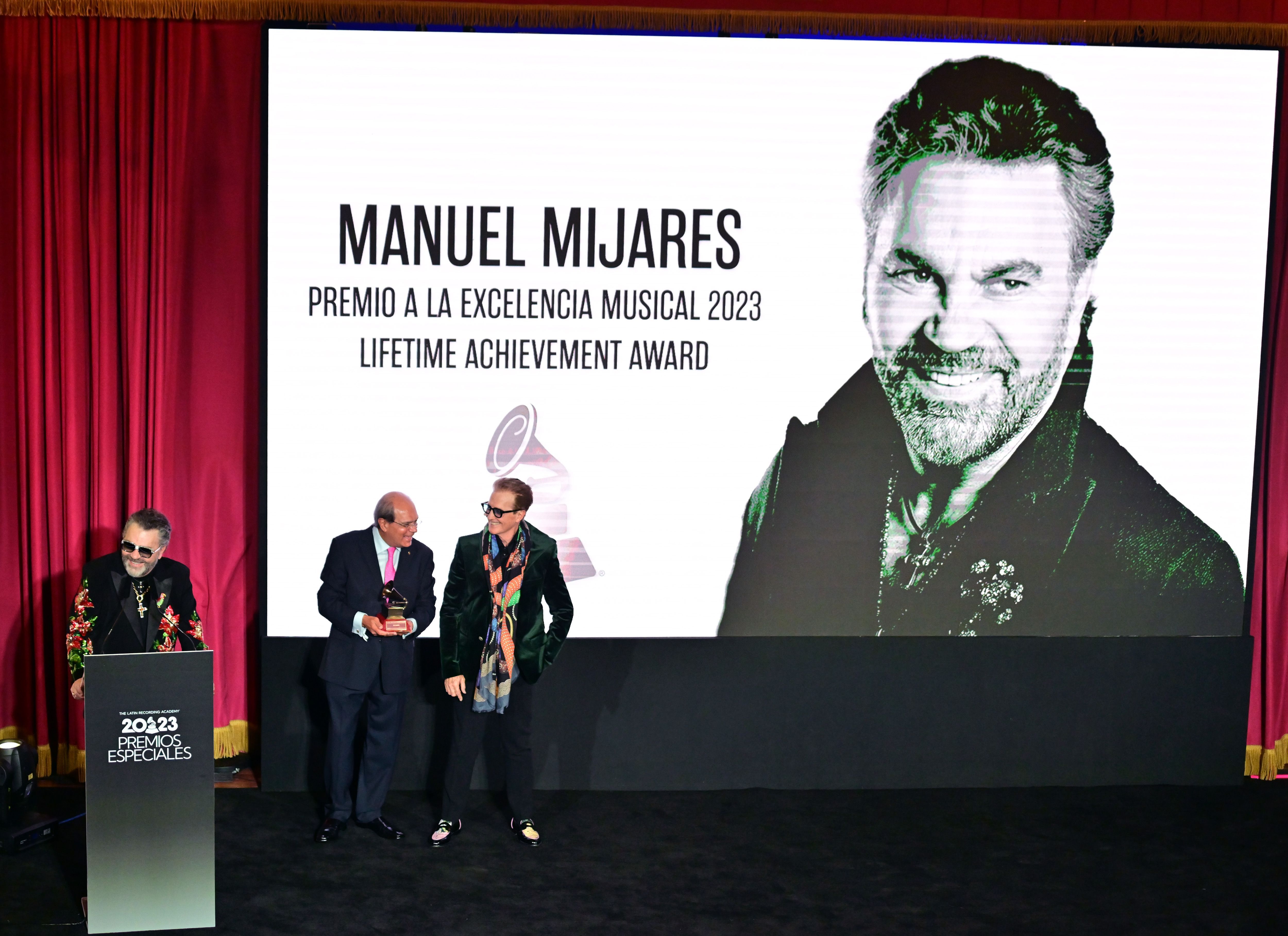 Manuel Mijares recibiendo su premio a la Excelencia Musical.