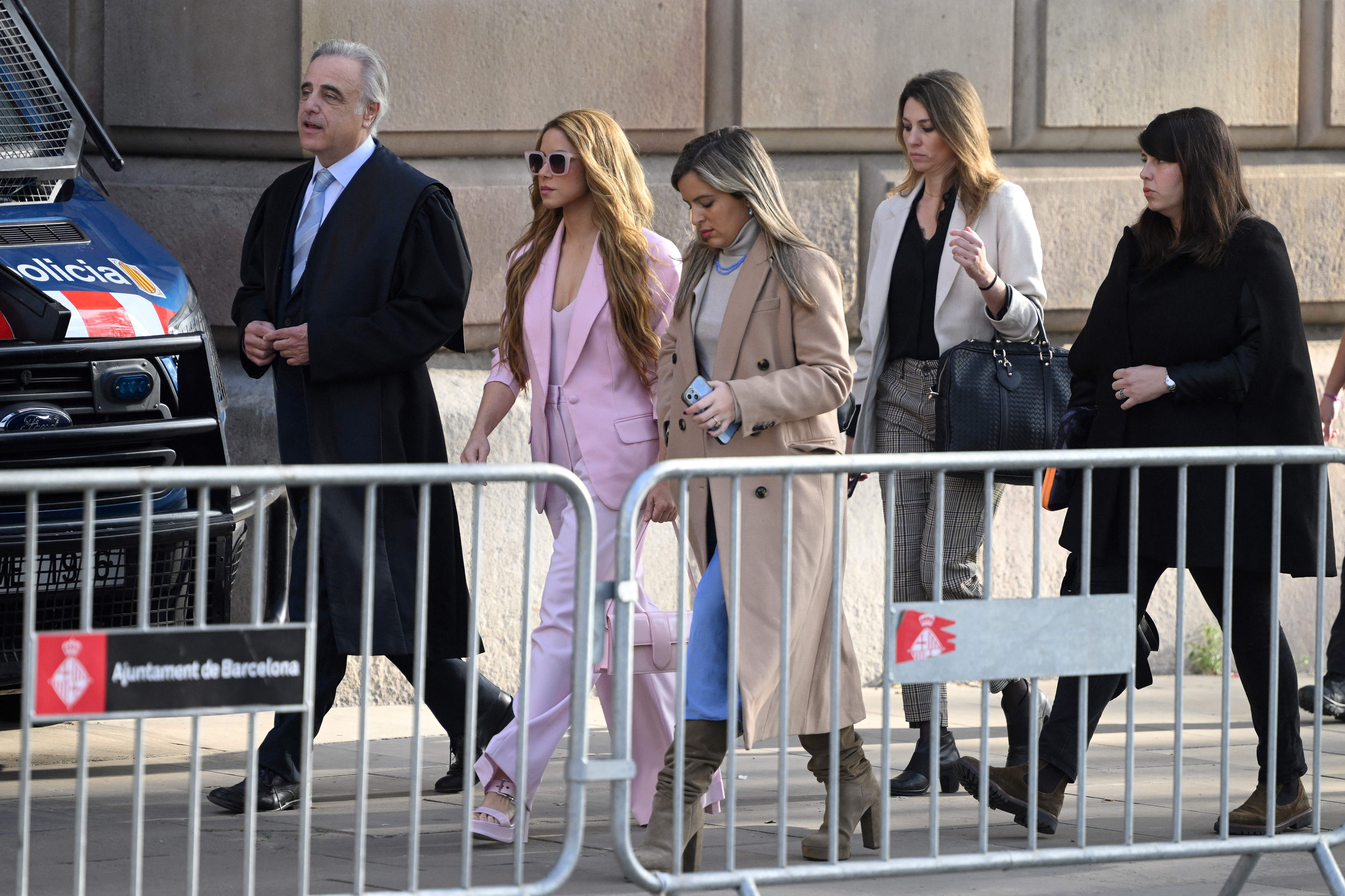 Shakira y su equipo de abogados llegando al Tribunal Superior de Justicia de Cataluña para su juicio por fraude fiscal.