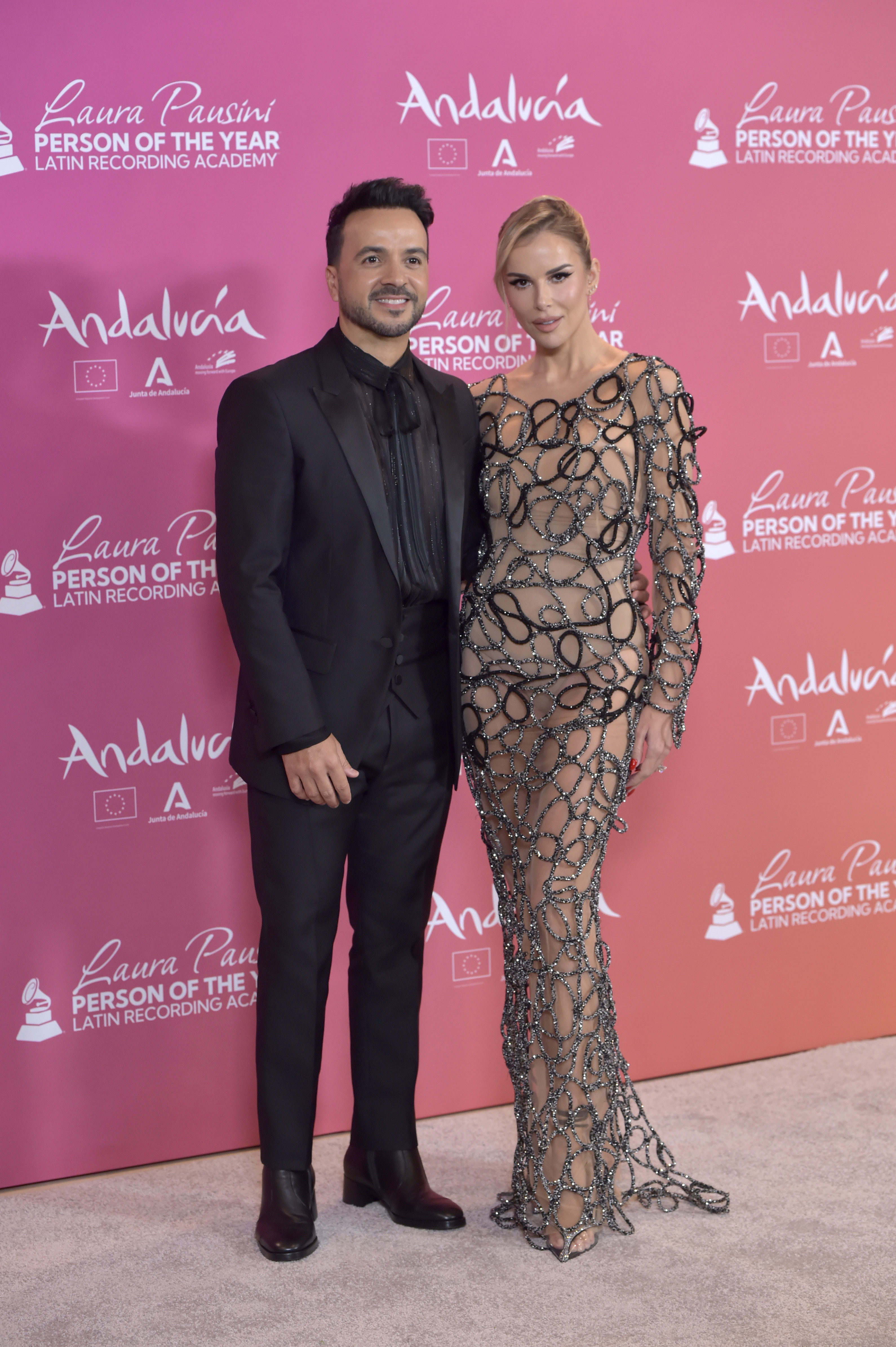 Luis Fonsi y su esposa en la alfombra roja del homenaje de Laura Pausini.