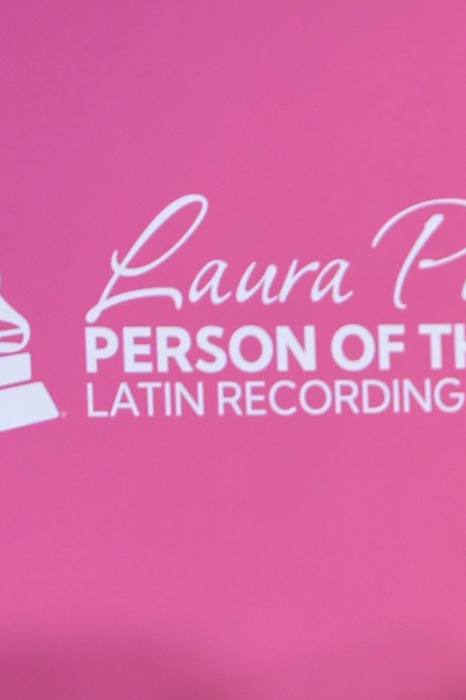 Luis Fonsi y su esposa en la alfombra roja del homenaje de Laura Pausini.