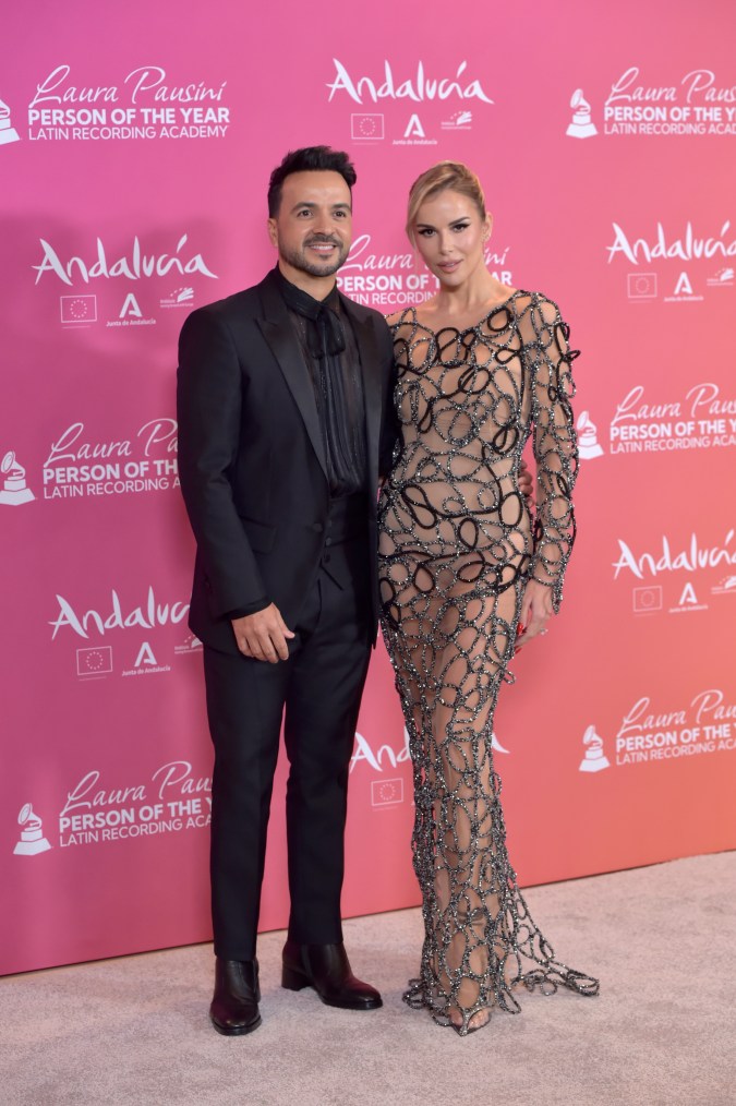 Luis Fonsi y su esposa en la alfombra roja del homenaje de Laura Pausini.