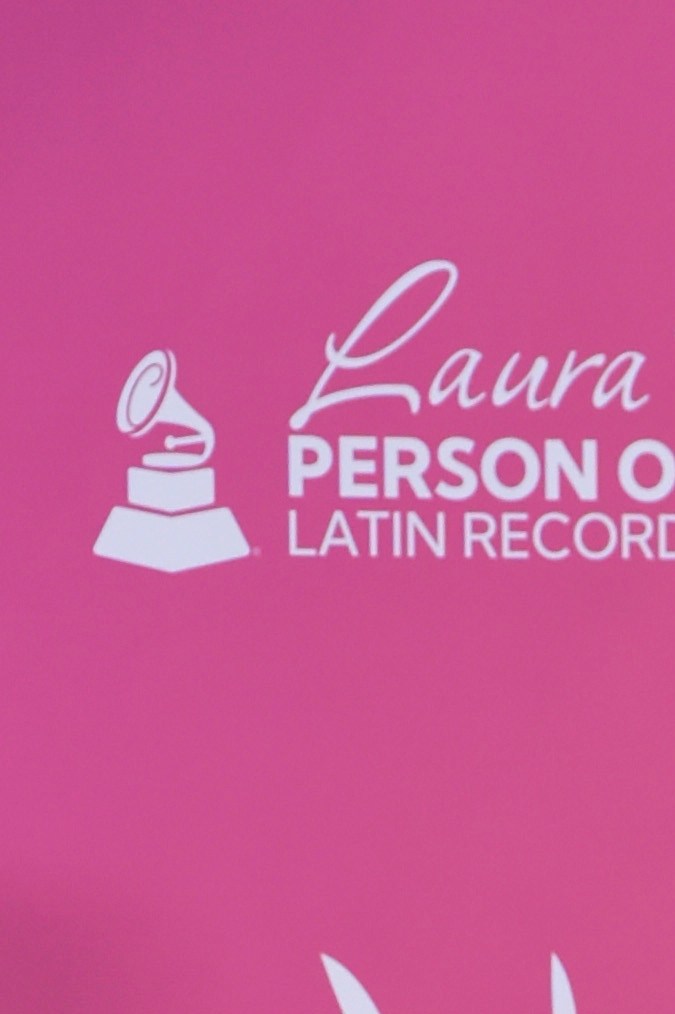 Mon Laferte en la alfombra roja del homenaje de Laura Pausini.