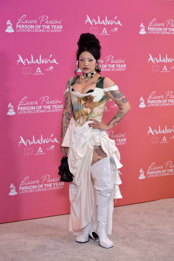 Mon Laferte en la alfombra roja del homenaje de Laura Pausini.