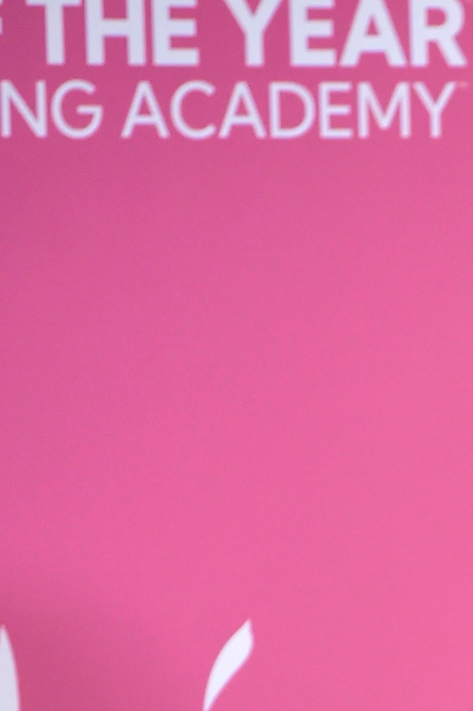 Cazzu y Christian Nodal en la alfombra roja del homenaje de Laura Pausini.