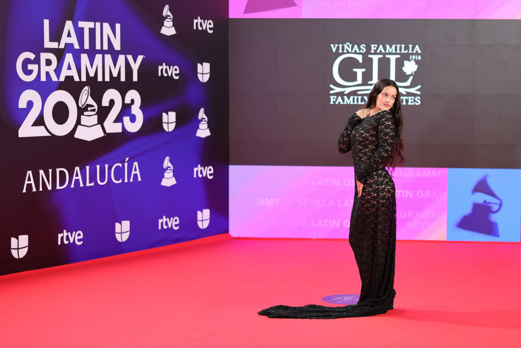 Rosalía asiste a la 24ª Entrega Anual del Grammy Latino el 16 de noviembre de 2023 en Sevilla, España.