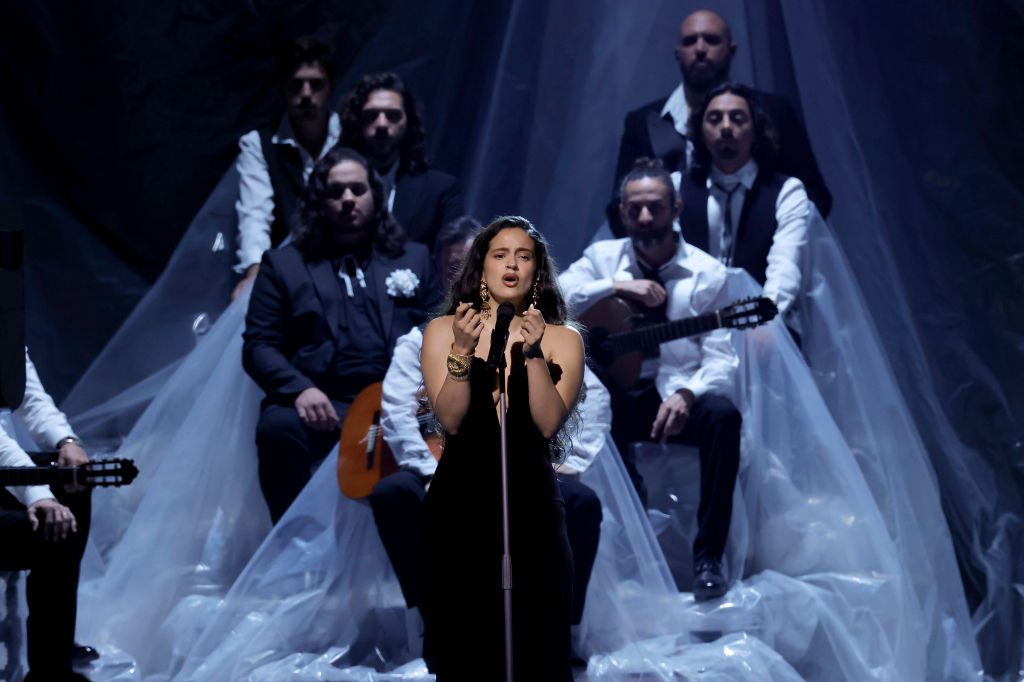 Rosalía actúa en el escenario durante la 24ª Entrega Anual del Grammy Latino el 16 de noviembre de 2023 en Sevilla, España.