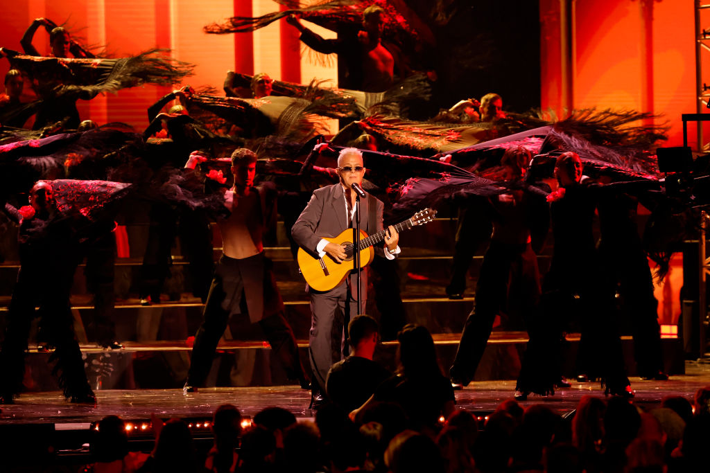 Alejandro Sanz actúa en el escenario durante la 24ª Entrega Anual del Grammy Latino el 16 de noviembre de 2023 en Sevilla, España.